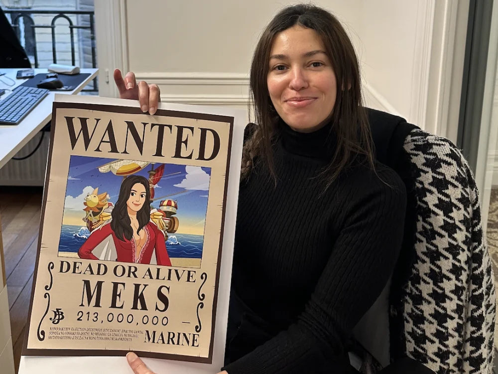 jeune femme tenant dans ses mains un poster One Piece personnalisé